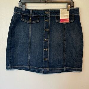 NWT SO Mid Rise Jean Mini Skirt. SZ 15/32W